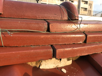 棟瓦の漆喰が剥がれている