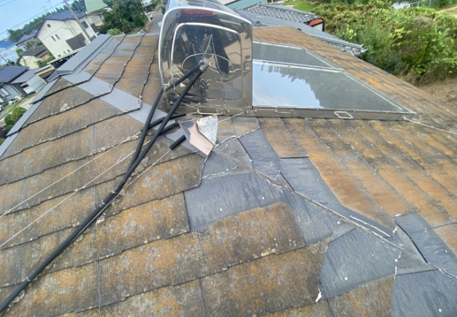 山武郡芝山町新井田にて強風で剥がれたスレート屋根の調査、雨漏りを起こす前に葺き替えましょう