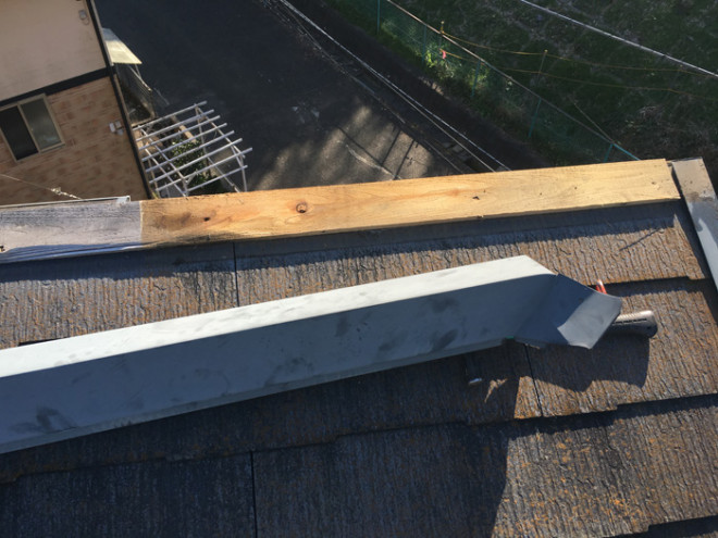 強風で外れた片流れ屋根の棟板金