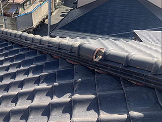 冠瓦が外れている