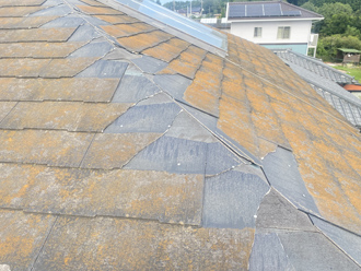 差し棟が無くなり周辺のスレートが割れています