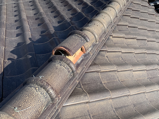 吹田市で冠瓦がずれ雨漏りした築30年の屋根に棟取り直しをご提案