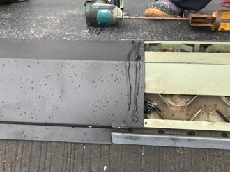 板金接合部にコーキング処理