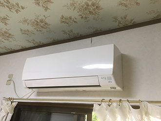 雨漏りで壁紙が剥がれた様子