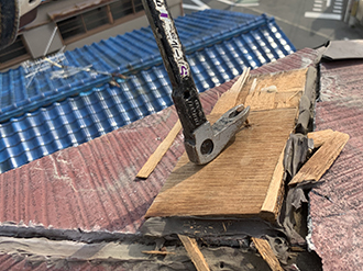 吹田市南吹田で剥がれた棟板金の修繕、雨の浸入を防ぐ重要部分です