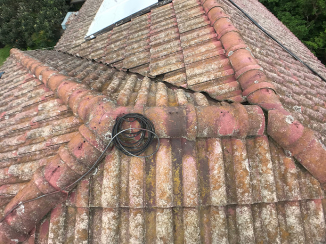 雨漏りしている瓦屋根