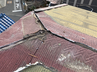 棟板金を撤去した様子