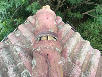 瓦がずれた箇所から雨漏り