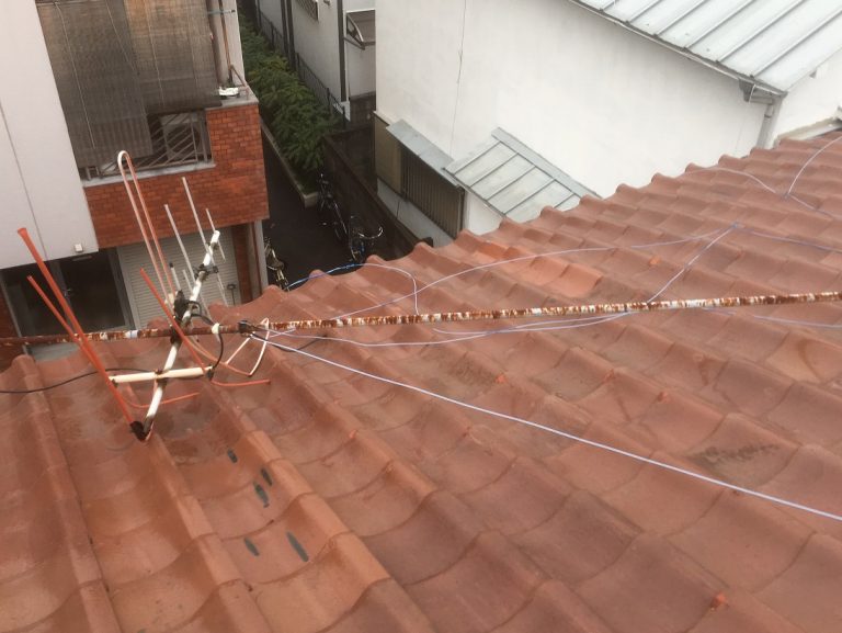 屋根の上で倒壊し錆びの進んだアンテナ
