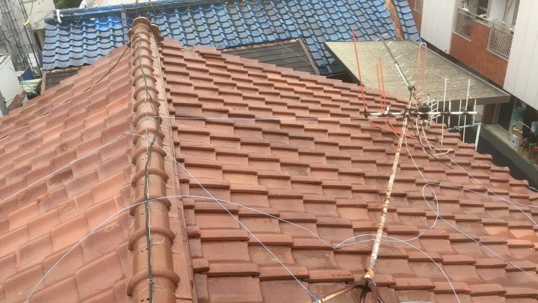 劣化の進んだ屋根と倒壊したアンテナ