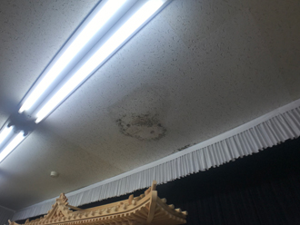 天井にシミができている