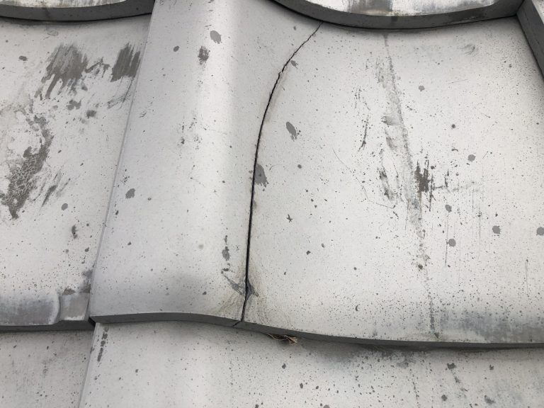 燻し瓦のひび割れ