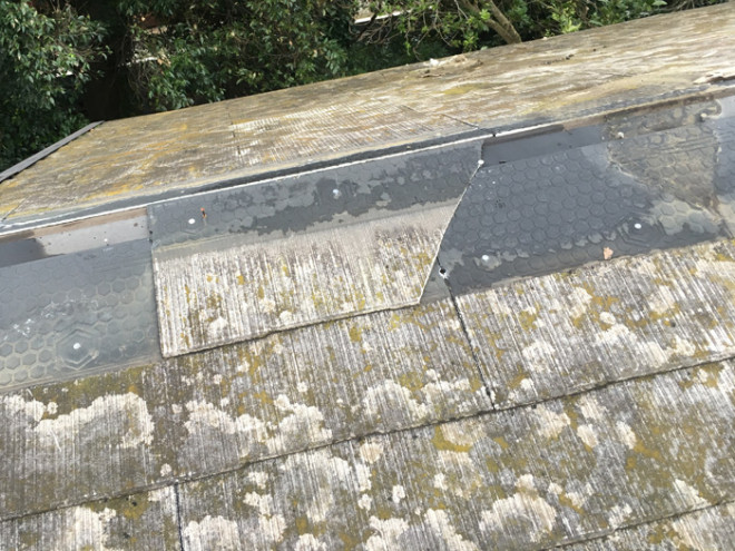 飛散した棟板金