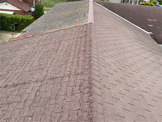 大網白里市南今泉のアパートにて台風被害で雨漏りが発生したアスファルトシングルの劣化・亀裂を確認