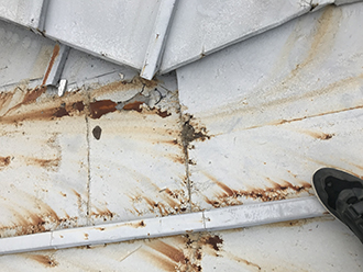 錆で傷んでいる屋根