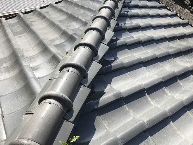 吹田市佐井寺での雨漏りは瓦屋根の棟が経年でずれていることが原因です