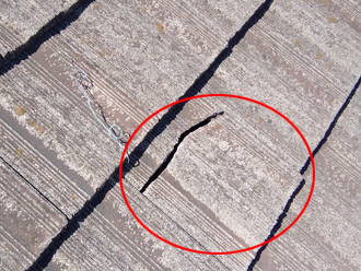 屋根材が欠けている