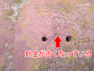 瓦の留める針金が古くなっている
