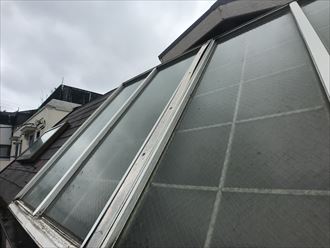 千葉市稲毛区稲丘町のアパートにて外階段の明り取り用天窓からの雨漏り補修点検