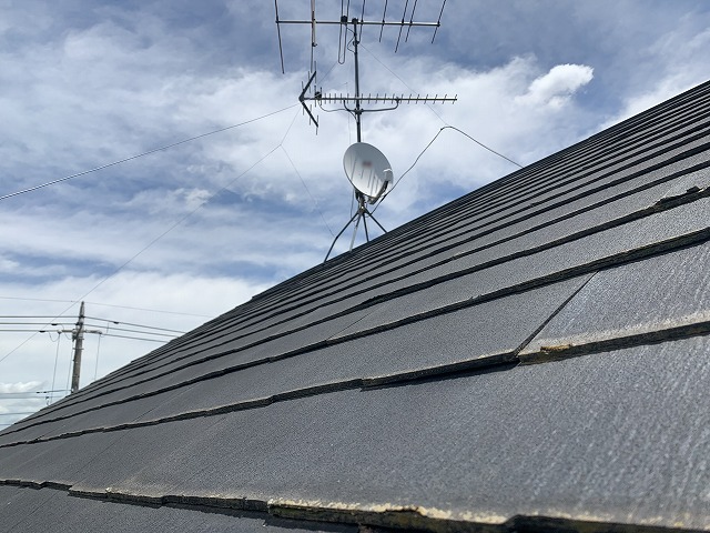 施工前の屋根は所々に劣化がみられます