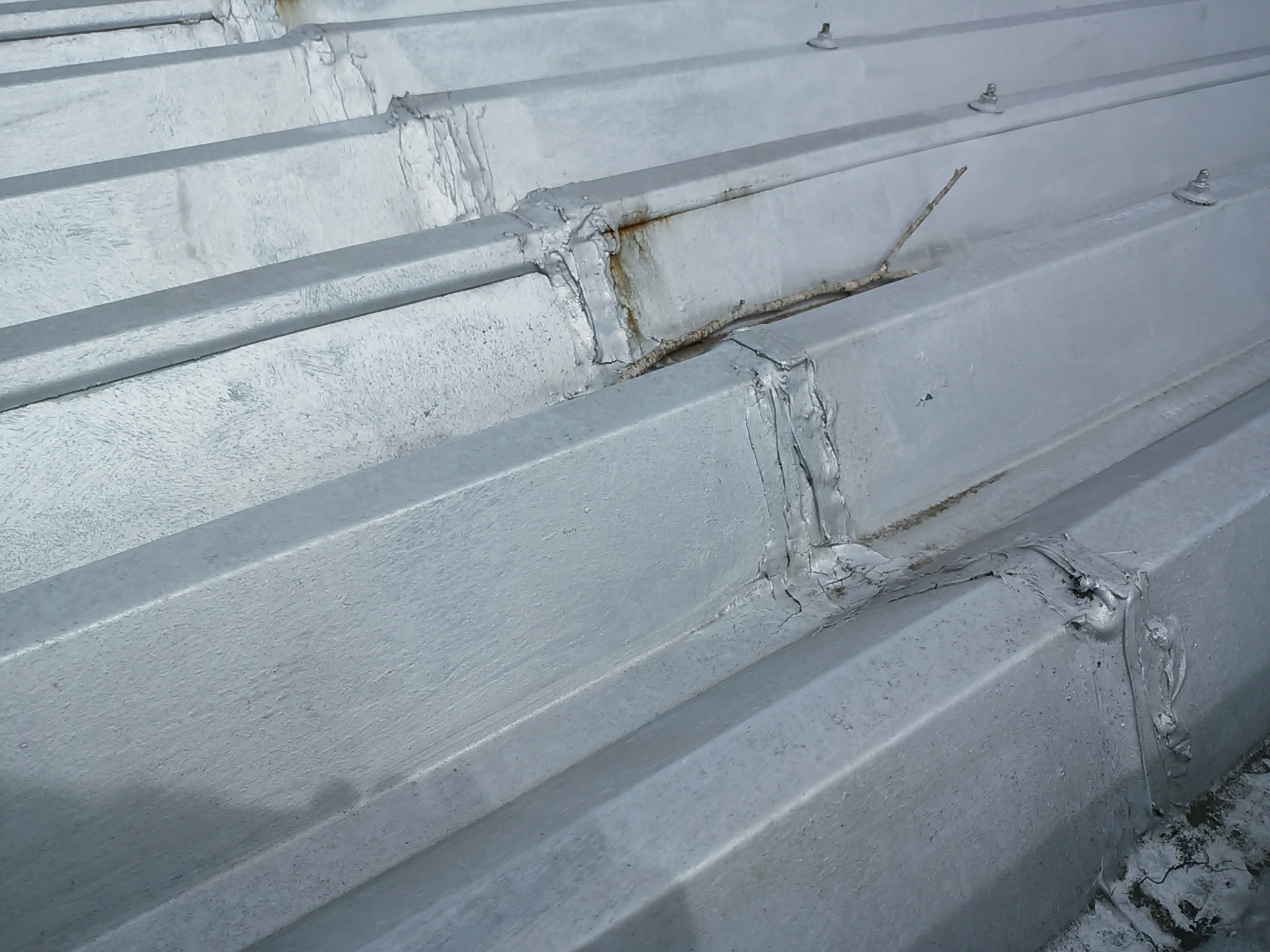 波板の繋ぎ目のひび