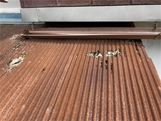 金属屋根材に穴あき