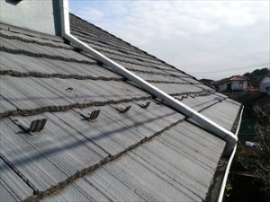 雨漏りを起こしたモニエル瓦の屋根