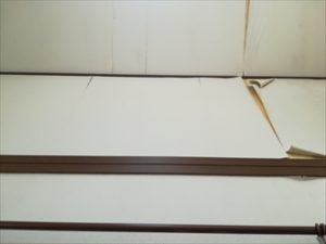 雨漏りによって天窓廻りの壁紙が剥がれてしまっています