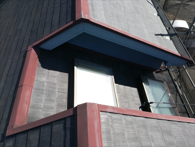 トップライトが2つ取り付けられたスレート屋根