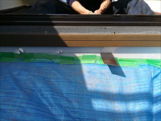 外側から立ち上がった天窓枠を切断