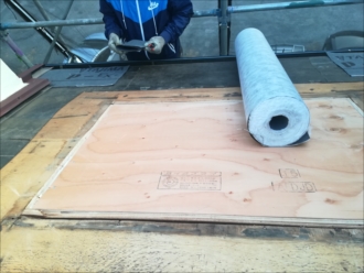 トップライトの穴を塞ぎ防水紙を敷設