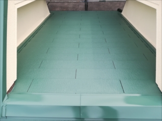 天窓を撤去し塗装したスレート屋根