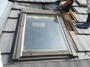 天窓周辺の瓦を取り外す