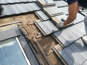 瓦は割れないよう慎重に取り外す