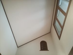 天窓の穴を塞いだ後にクロスで貼り綺麗に仕上げました
