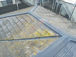 雨漏りの兆候が見られるスレート屋根