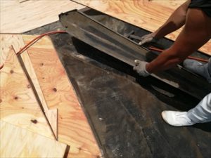 雨染みができた谷板金