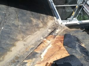 谷板金の幅が短いために雨水が浸入しやすくなっていました