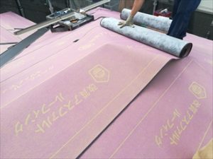防水シートは軒先から棟に向かって敷設