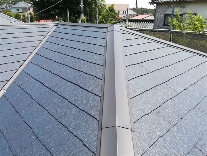 ケイミューのコロニアルクァッド（ミッドナイト・ブルー）で葺き替えた屋根