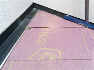 壁の取り合いには雨押え板金を設置