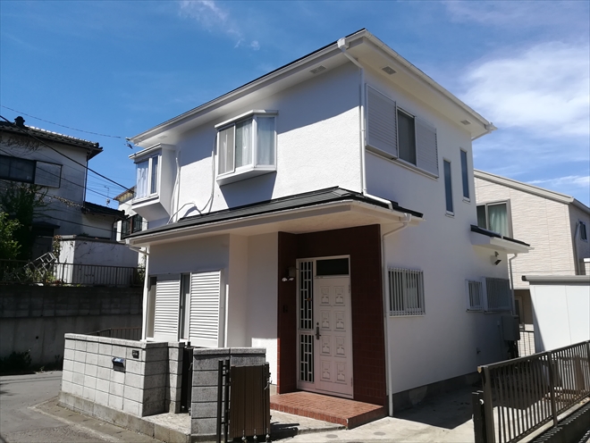 屋根の葺き替えと一緒に外壁塗装も行いました