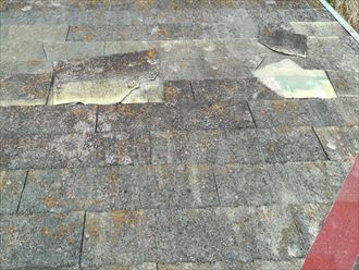 スレートが剥がれて雨漏りが発生