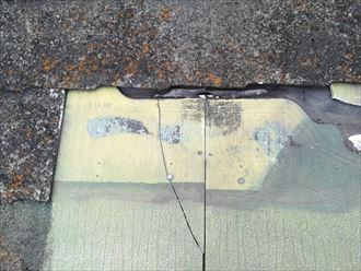 綾瀬市早川にてスレートが剥がれて雨漏りが発生、防水紙も傷んでいました
