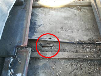 横浜市緑区中山の瓦屋根では防水紙や野地板の傷みが雨漏りに繋がっていました