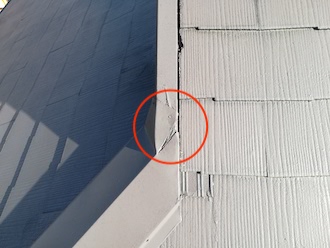 棟板金がめくれている