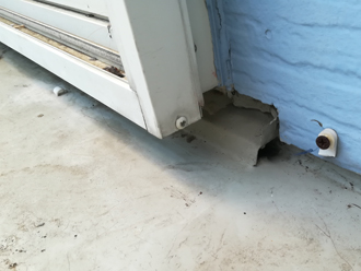 サッシ付近から雨漏りしている可能性がある