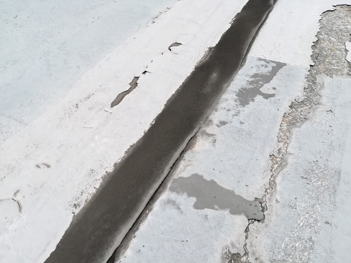 陸屋根の表面がひび割れしている