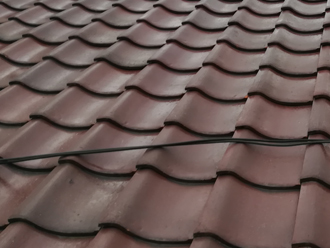 台風による雨漏り調査　屋根の上に配線が通っている