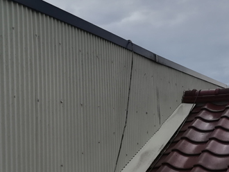 台風による雨漏り調査　配線がある